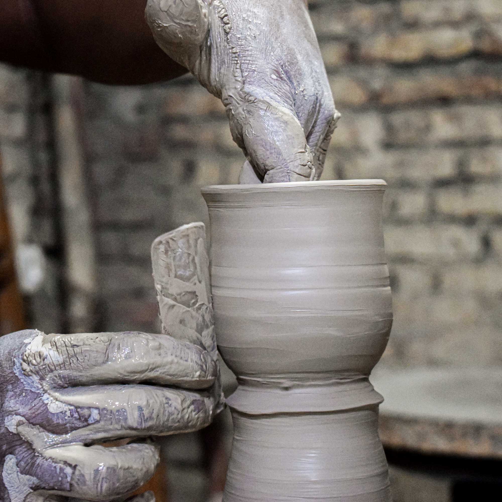 Vaso dorato ad anello design astratto in ceramica – AllaRicerca Shop